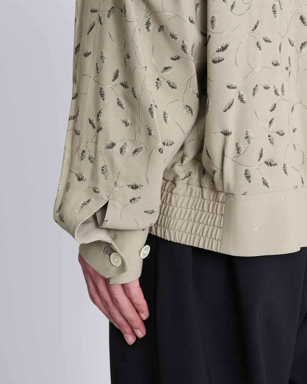 【26AW】ジップアップブルゾン（ボタニカルプリント）