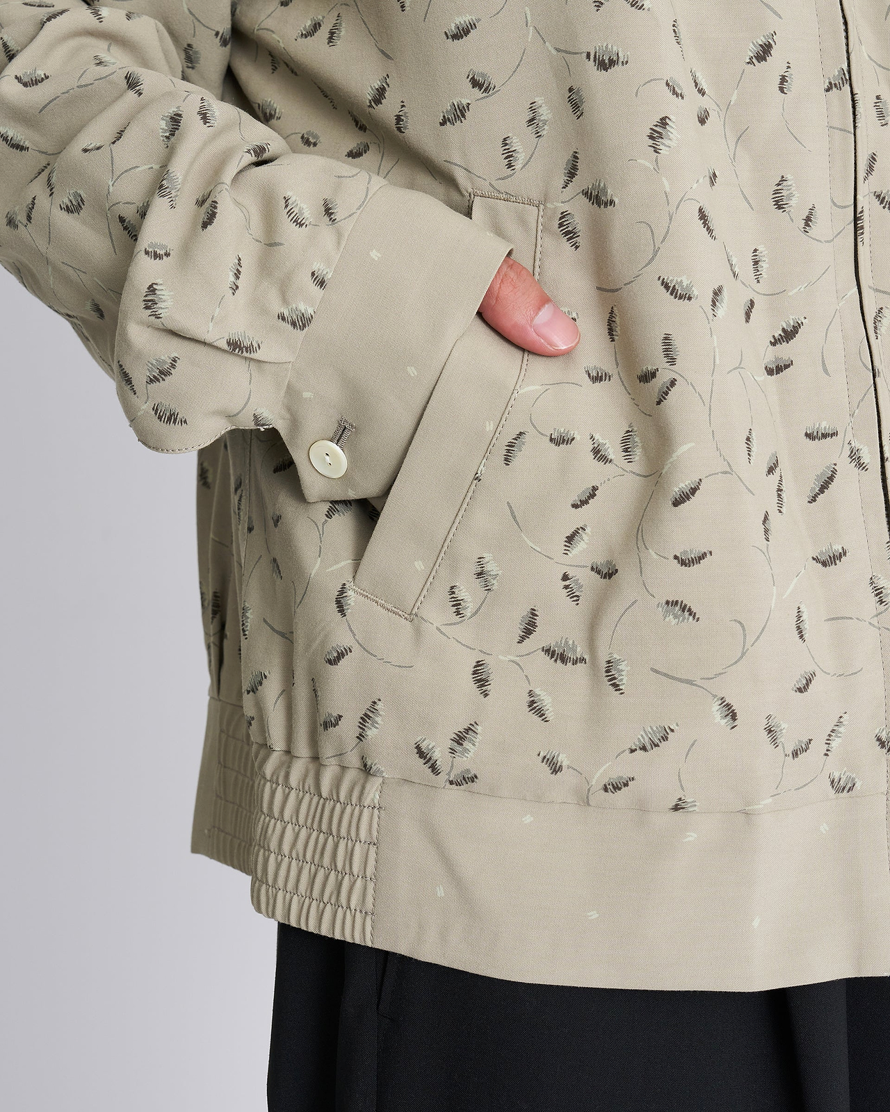 【26AW】ジップアップブルゾン（ボタニカルプリント）