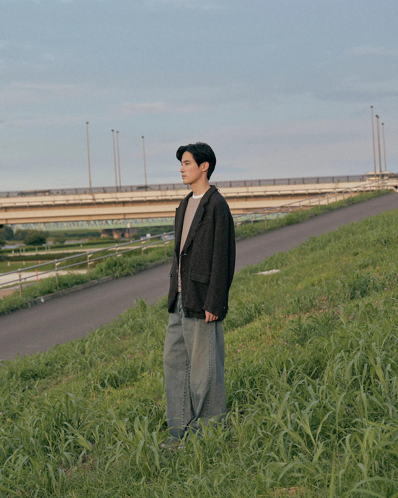 着用サイズM／身長185cm（季節の移ろいとともに、衣を替える。秋を見据えて選びたいもの掲載）