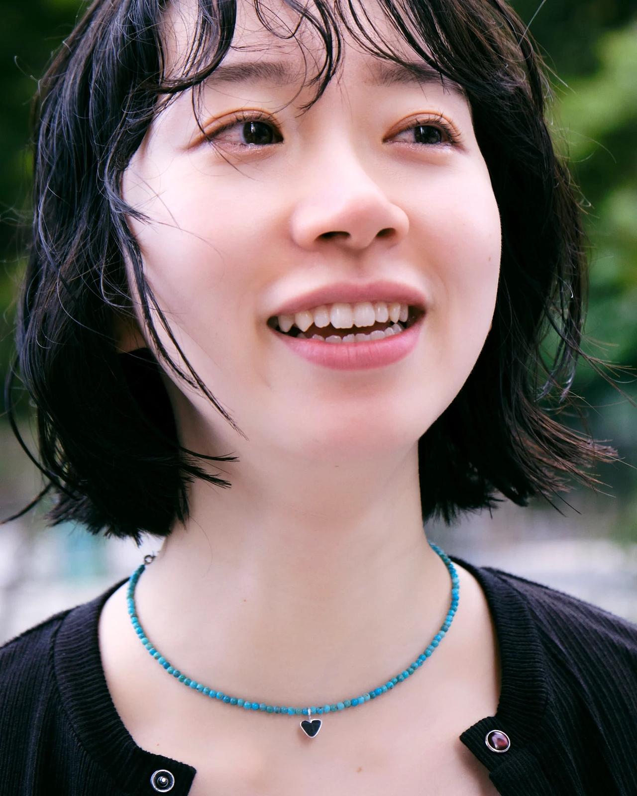 着用カラー：ターコイズ（心が揺れる日も側にいてくれる。頑張る自分にお守りジュエリーという選択を掲載）