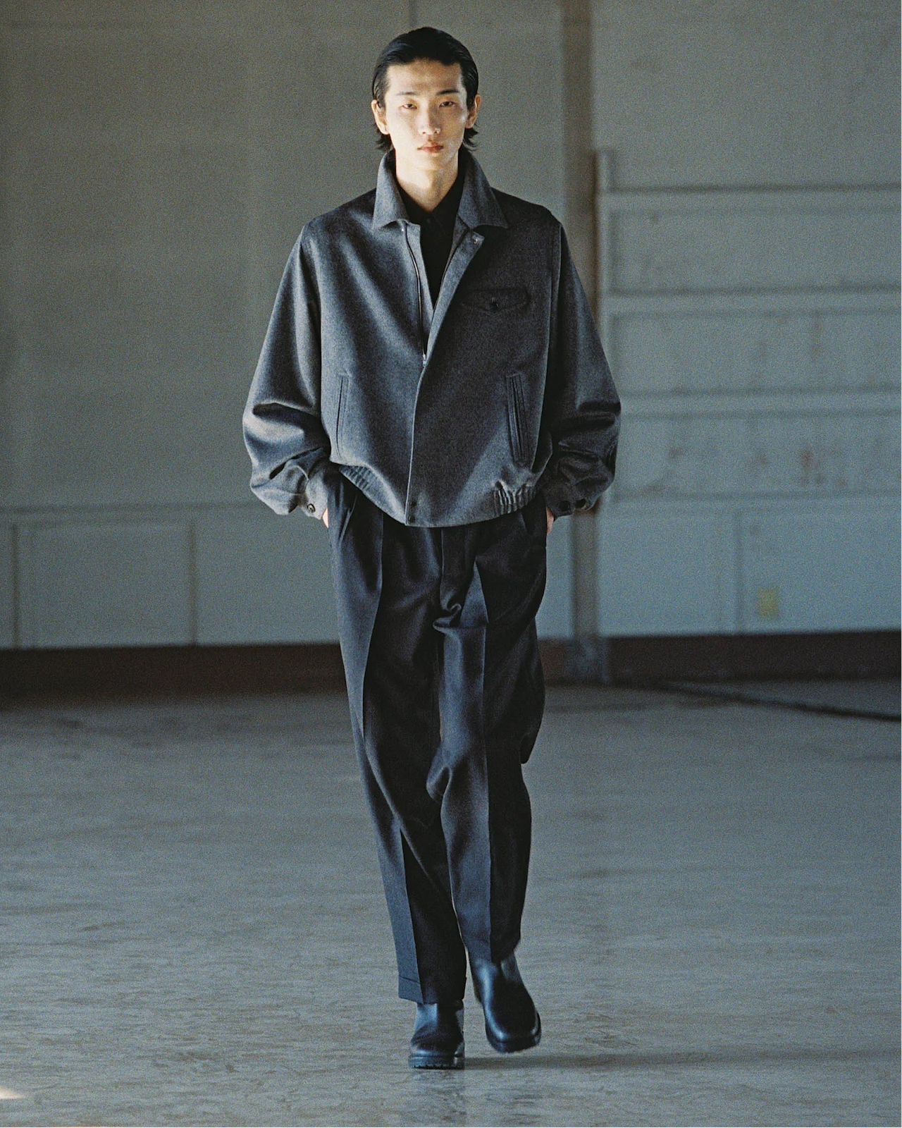 【26AW】ツータックテーパードトラウザーズ