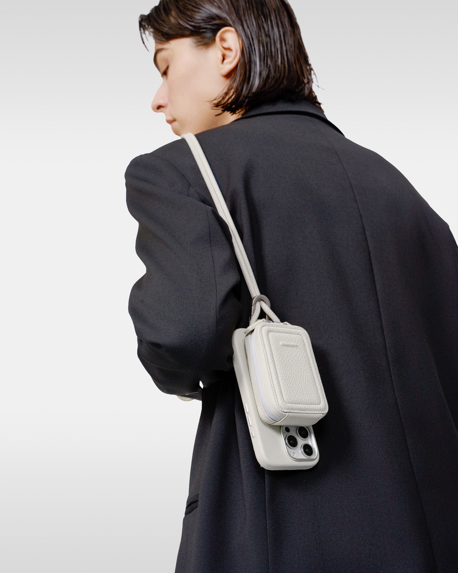 objcts.io】レザーストラップ付iPhoneアクセサリー マイクロバッグ