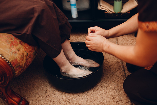 How to Prepare an ACV Foot Soak