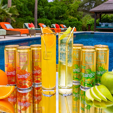 Au Vodka Tango Orange and Apple cans with cocktails by a pool