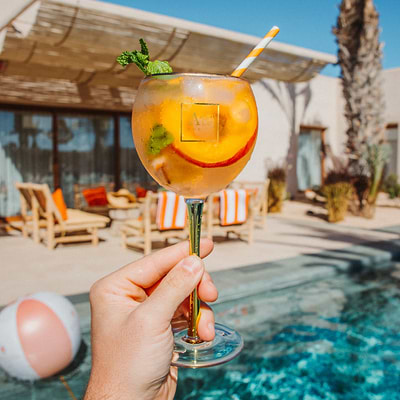 Au Vodka Juicy Peach 70cl & Peach Gold Stem Glass