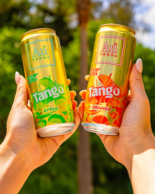 Hands holding two Au Vodka Tango cans, one apple flavored and one orange flavored