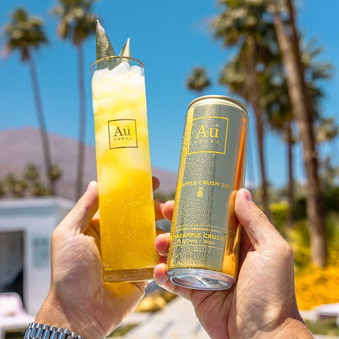 Au Vodka USA Pineapple Crush Soda can and glass with pineapple leaf garnish