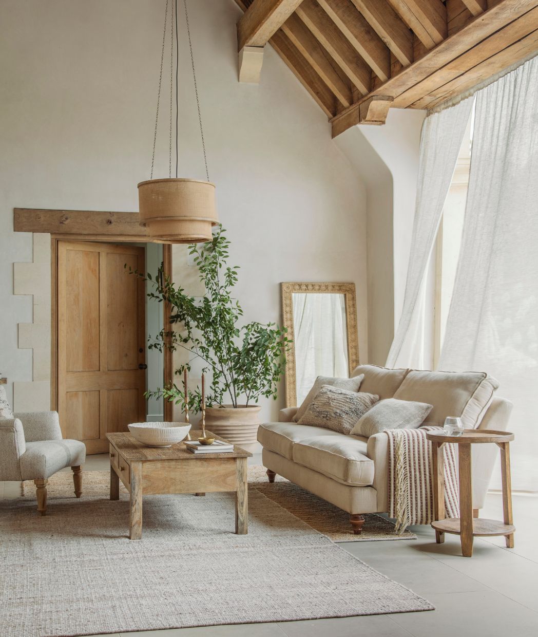 Fresh Living Room Ideas to Embrace the Summer Season