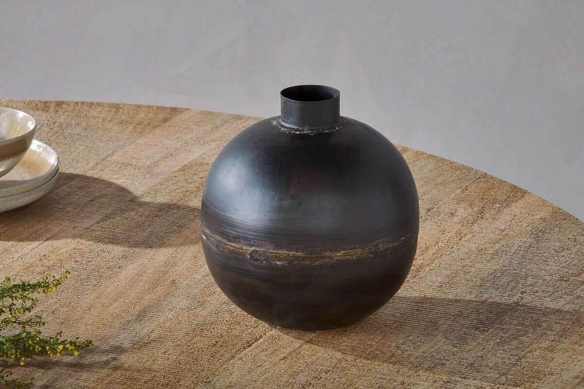 Endo Recycled Iron Vase - Black – Nkuku