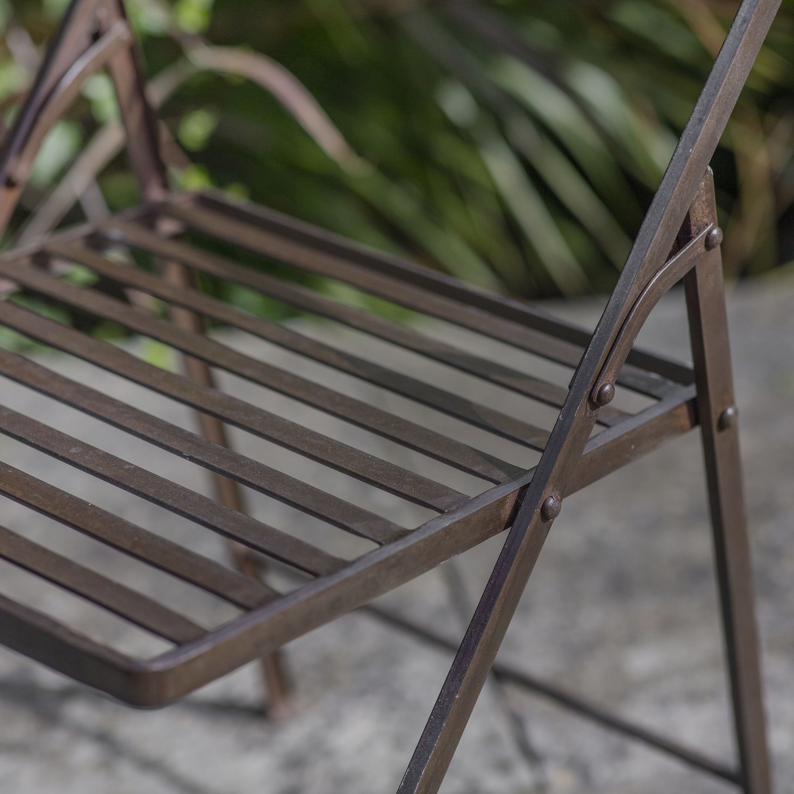 How_to_Clean_Metal_Garden_Furniture_Mob-Nkuku