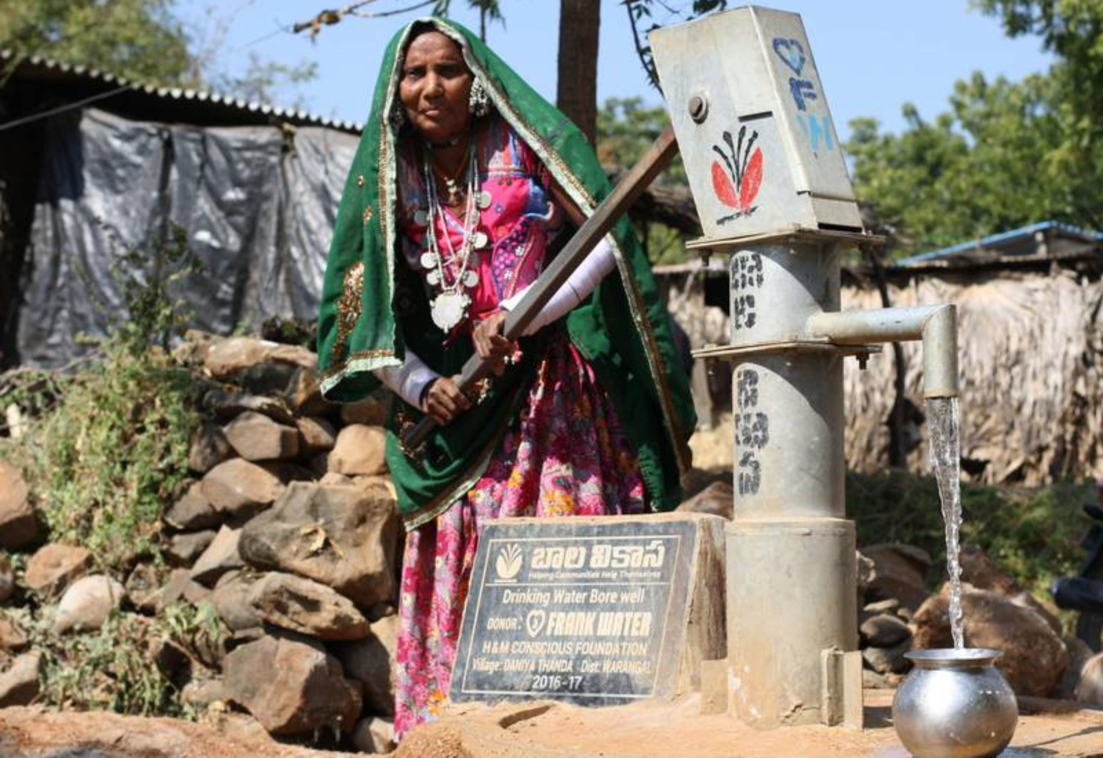 Woman_with_Frank_Water_pump_Desktop