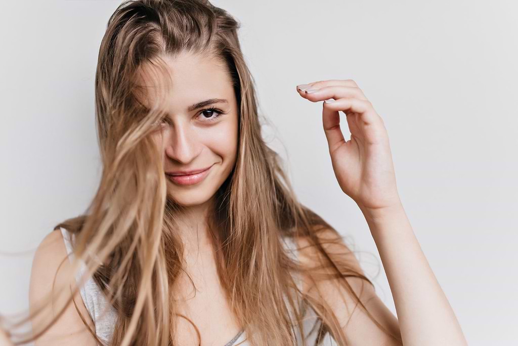 woman with healthy blonde hair