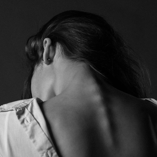 Suffering neck pain after sleep? Learn about the causes and how to avoid i - Ostrichpillow