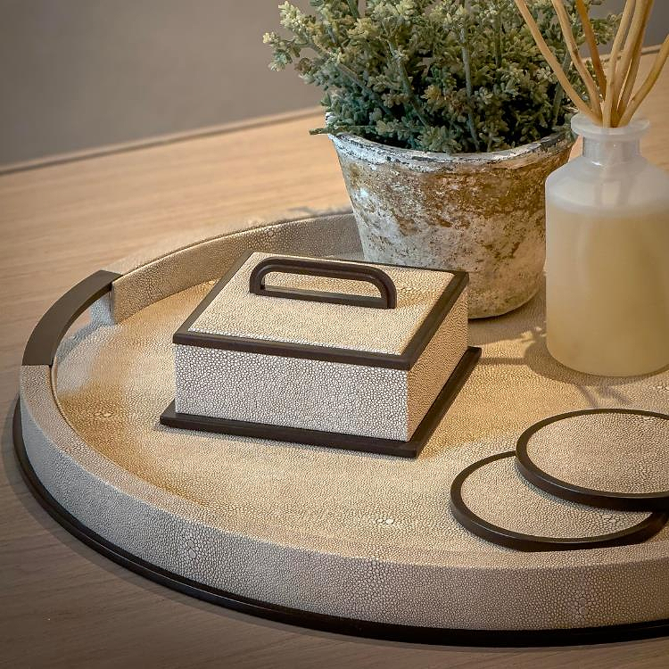 Großes, rundes, ecrufarbenes Shagreen-Tablett