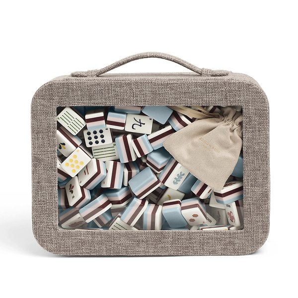 Mahjong-Reisetasche aus nerzfarbenem Grasscloth mit cappuccinofarbenem Veloursleder-Innenfutter