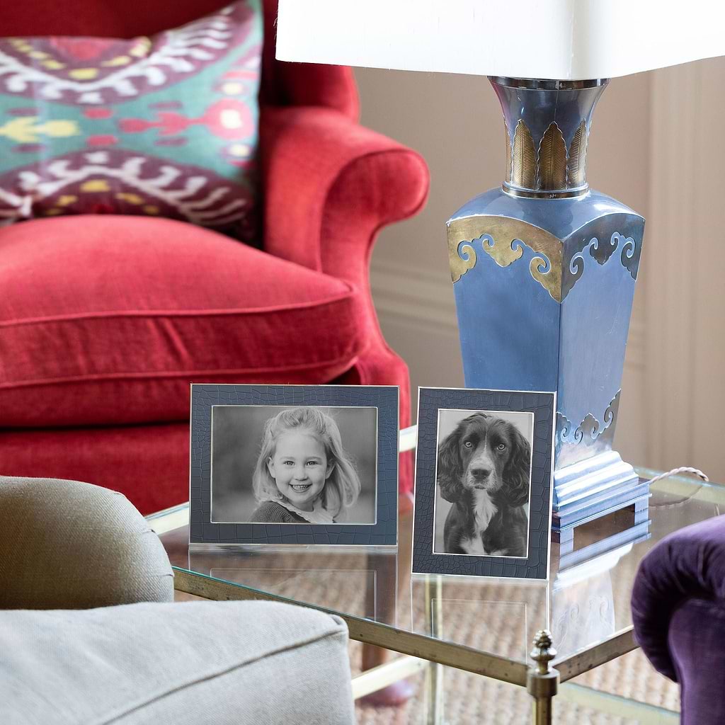 Coccodrillo blu e cornice argento
