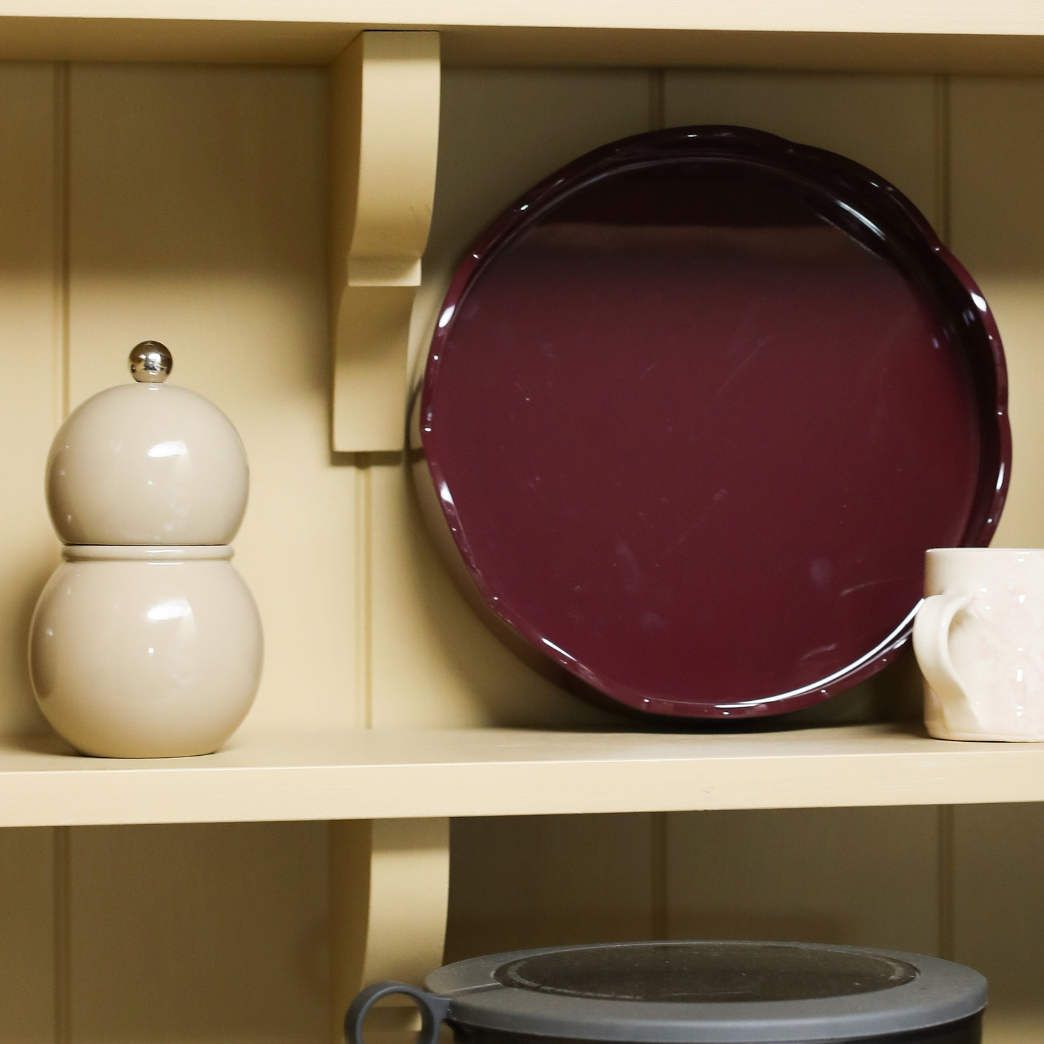 Cherry Round Medium Lacquered Scallop Tray