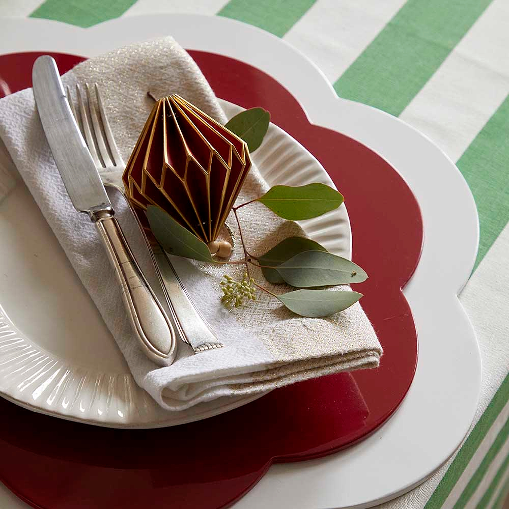 White Large Scallop Lacquer Placemats – Set of 4