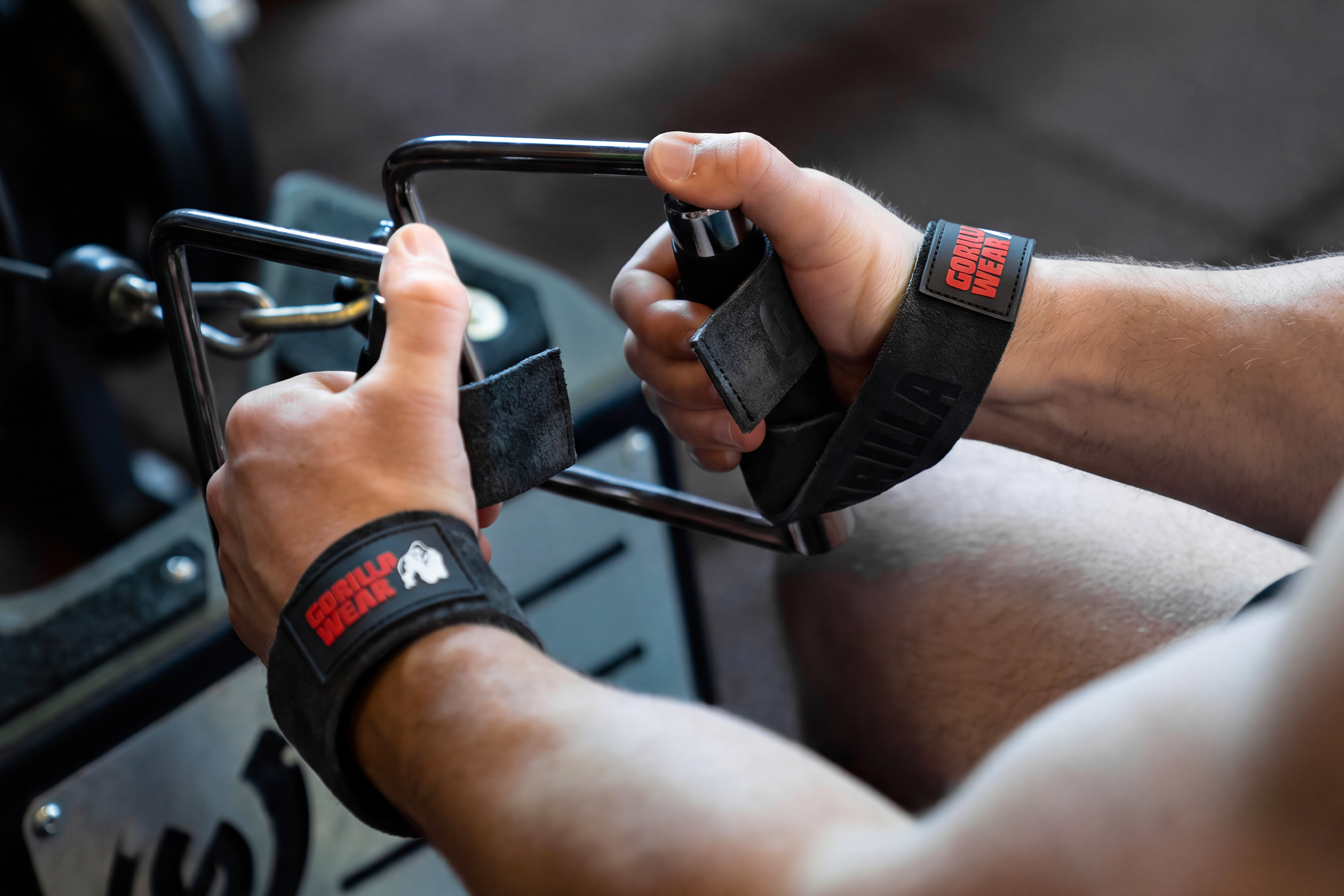 Close-up van Gorilla Wear-lifting straps tijdens een gymtraining