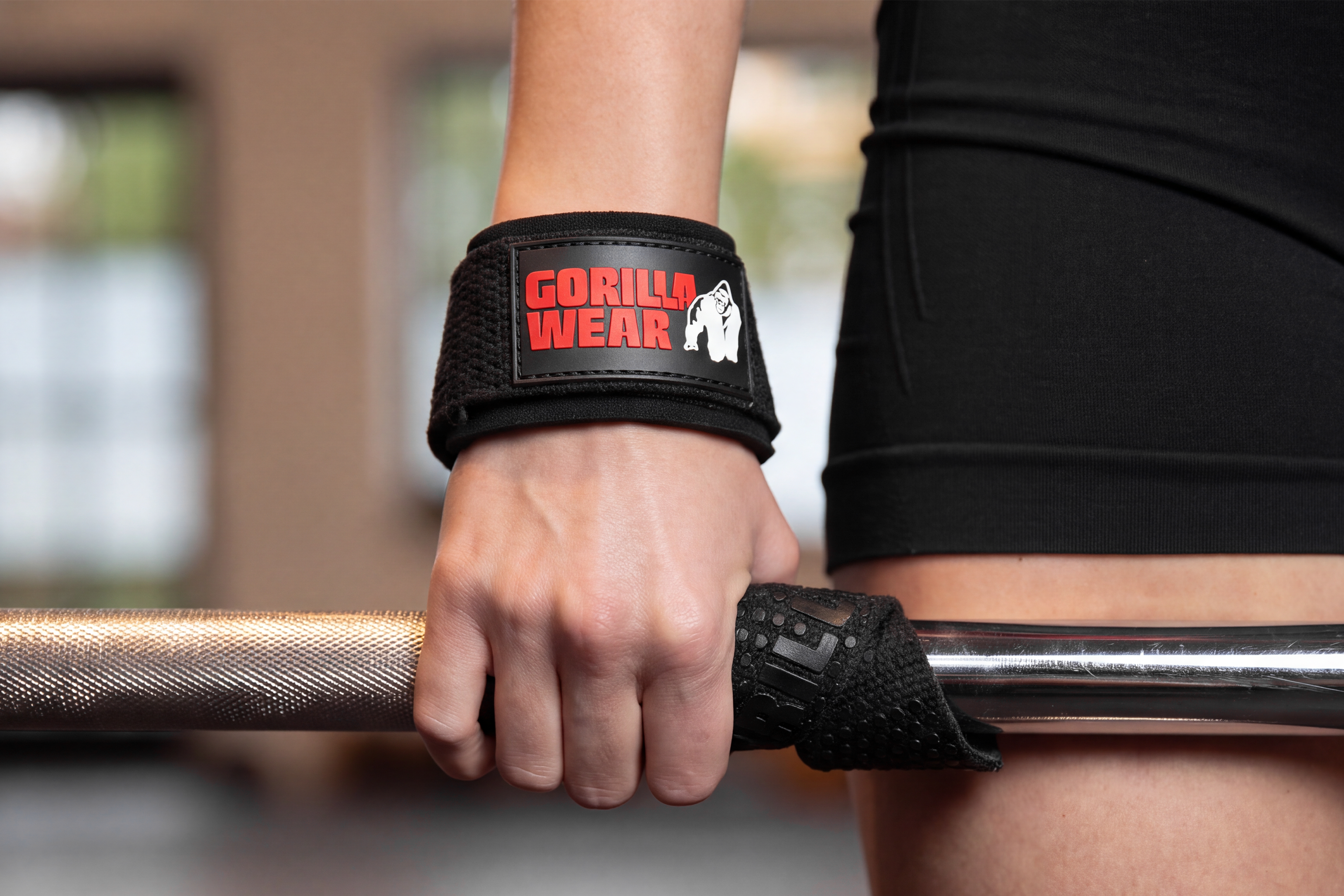 Close-up van Gorilla Wear-lifting straps tijdens een gymtraining