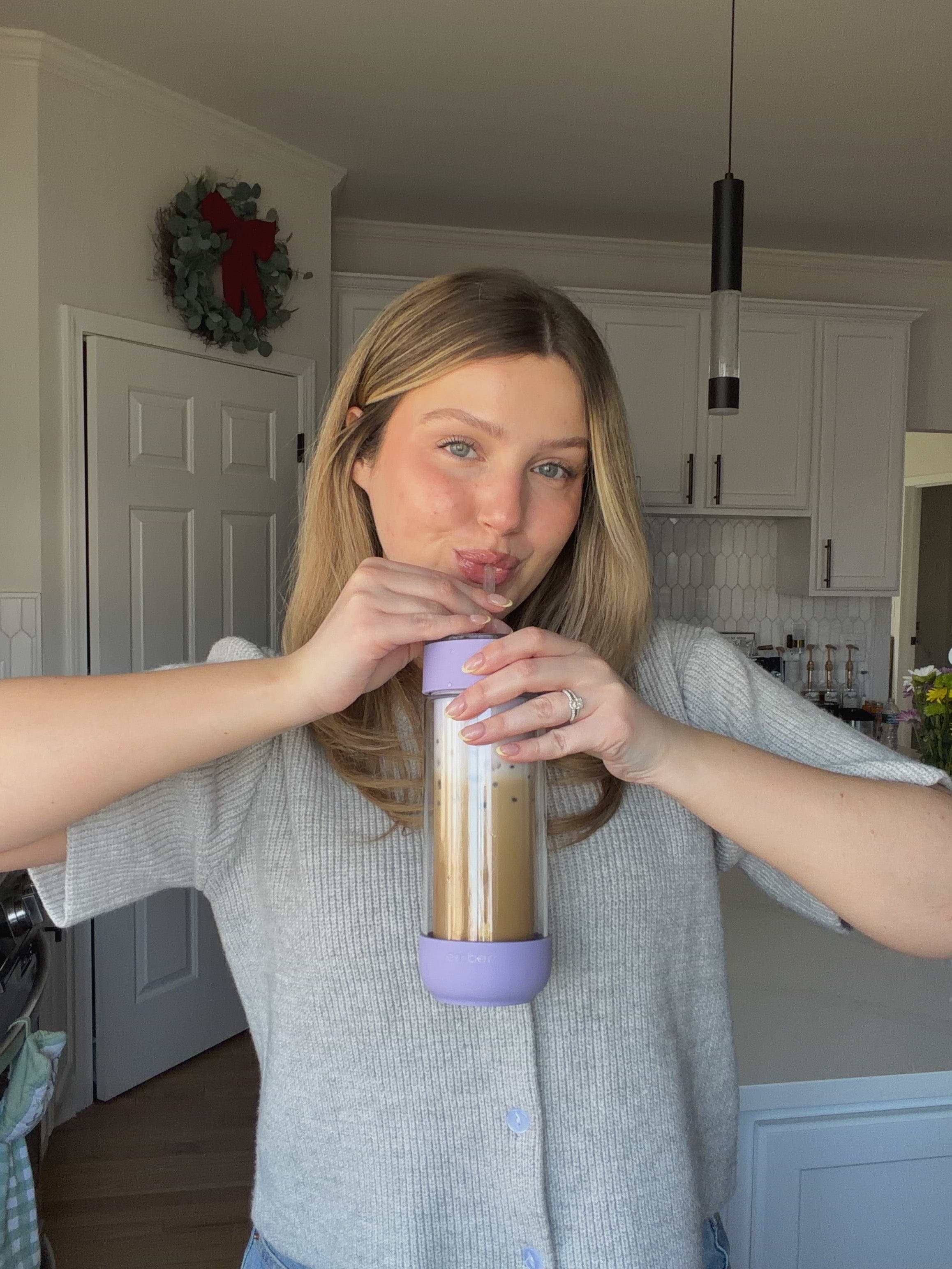 A 2-way lid for sipping or straw