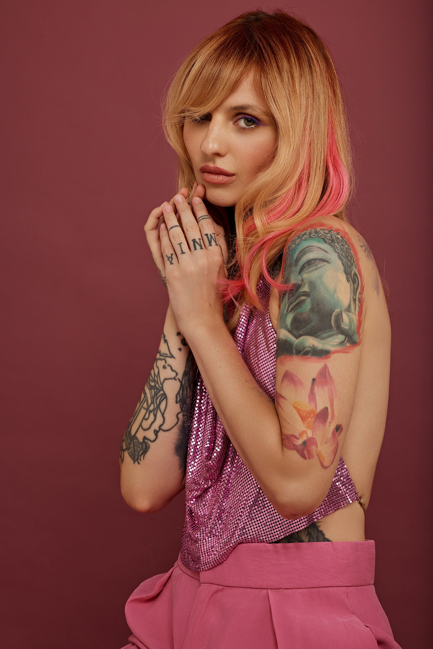 מדיום שוט של בחורה שבשיער שלה שזורים גווני שיער טבעיים, חלקים- בצבע ורוד זוהר - תוספות השיער מיועדות לחיבור עצמאי, פשוט  וקבוע לשיער או לחיבור זמני לשיער  - Shufizoo 