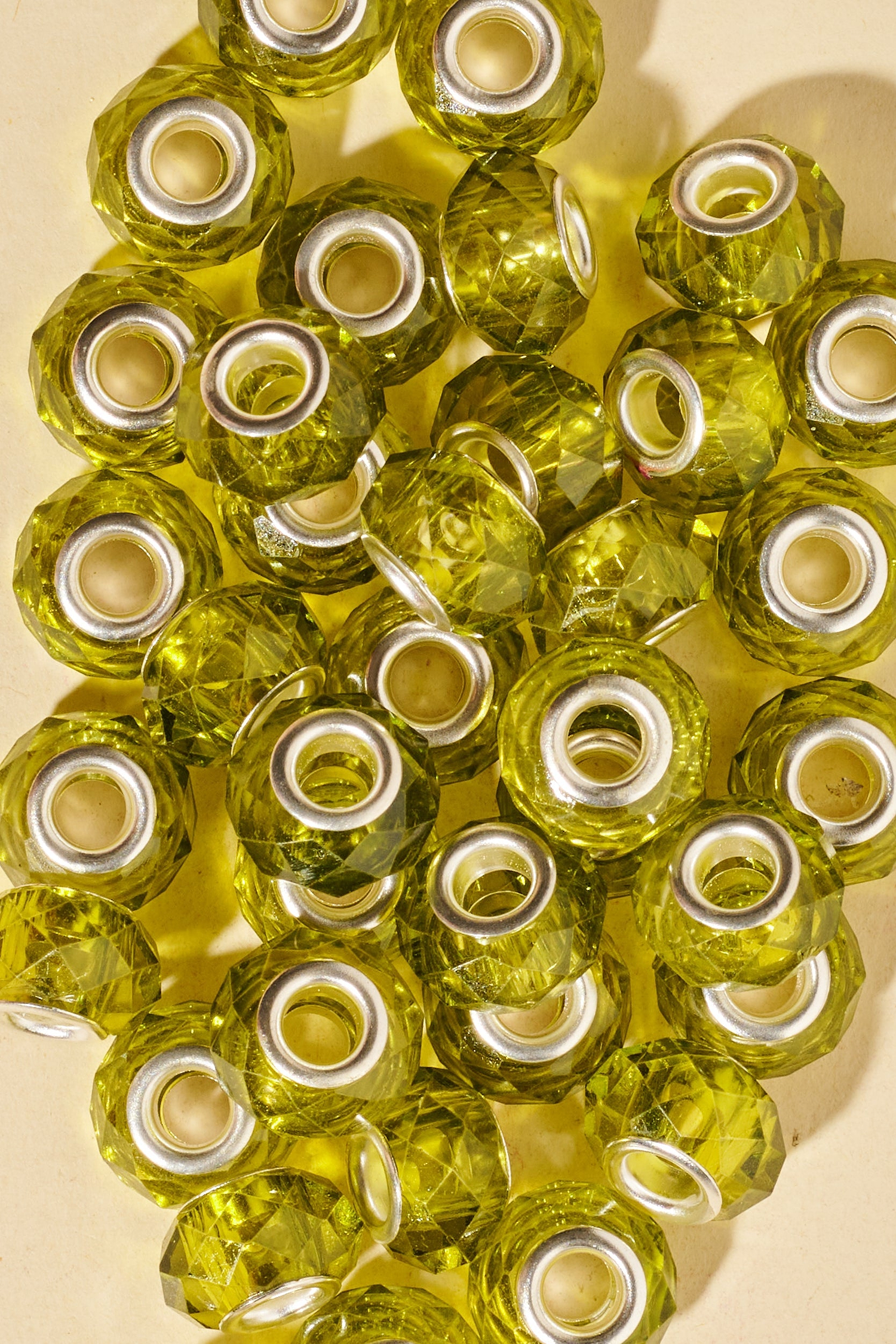 קישוטי ראסטות - חרוזים לראסטות  מפלסטיק שקוף בצבע ירוק זית - shufizoo