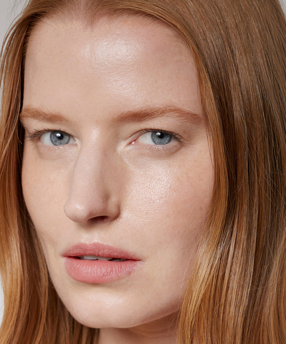 Model wears Brow Tint in Auburn