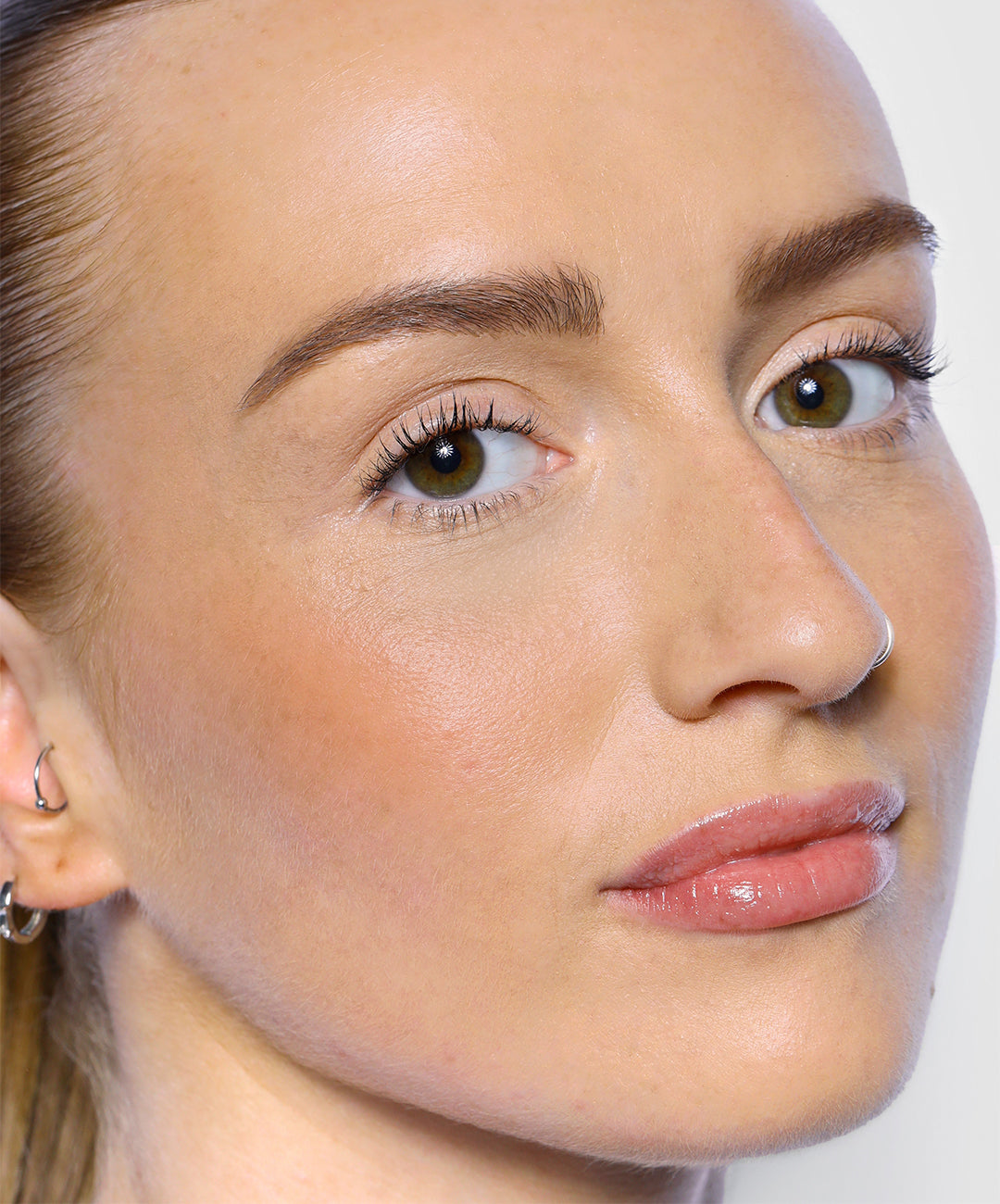 | desc: Chloe wears Brow Pomade in Medium