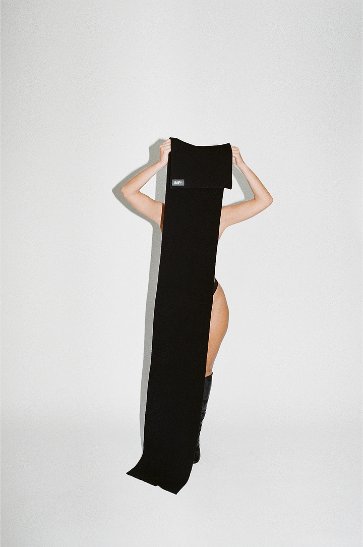 FRONT IMAGE OF REFY WOOL SCARF IN BLACK WITH MODEL
