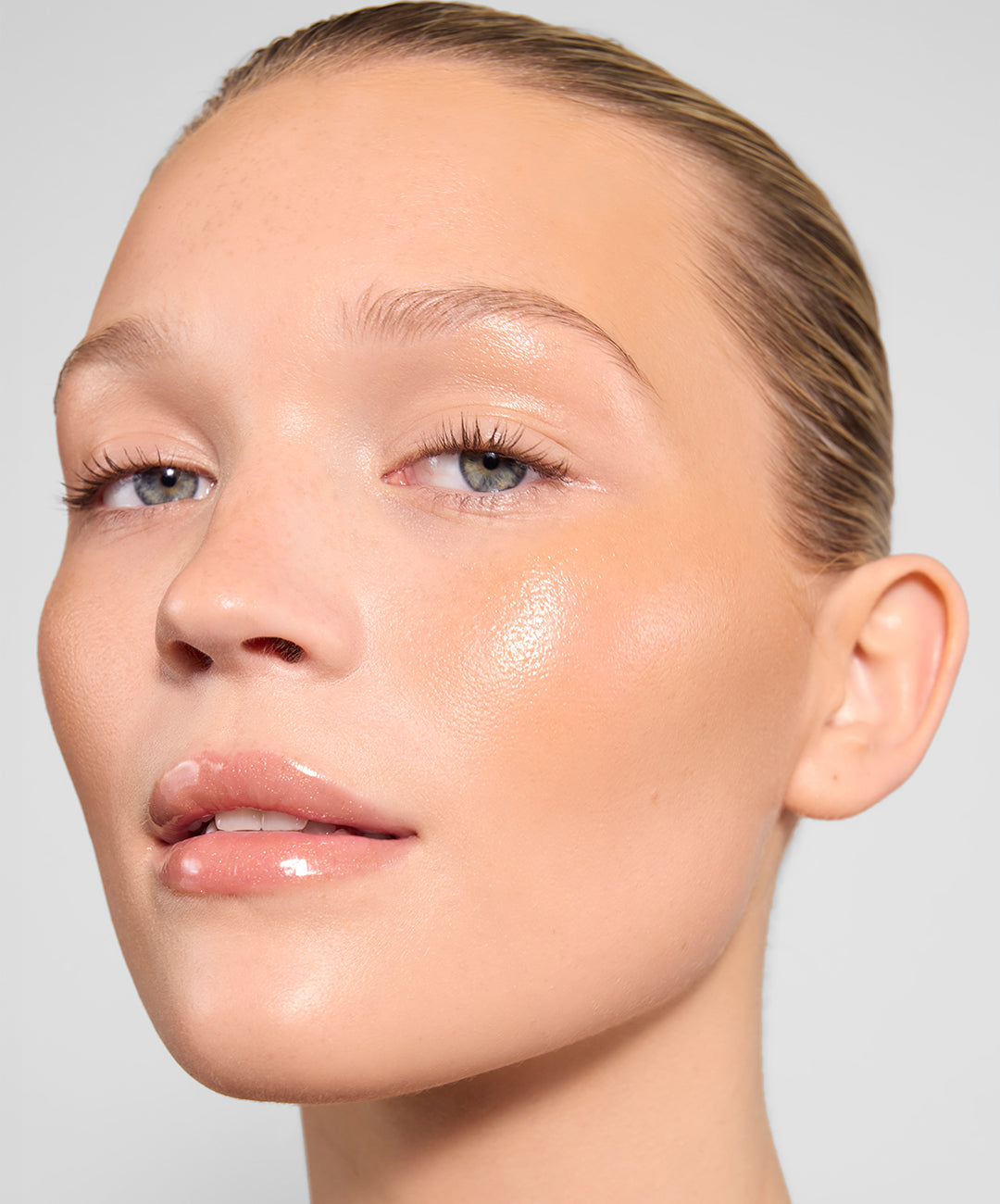 | desc: | text: light Jemima wears shade Topaz
