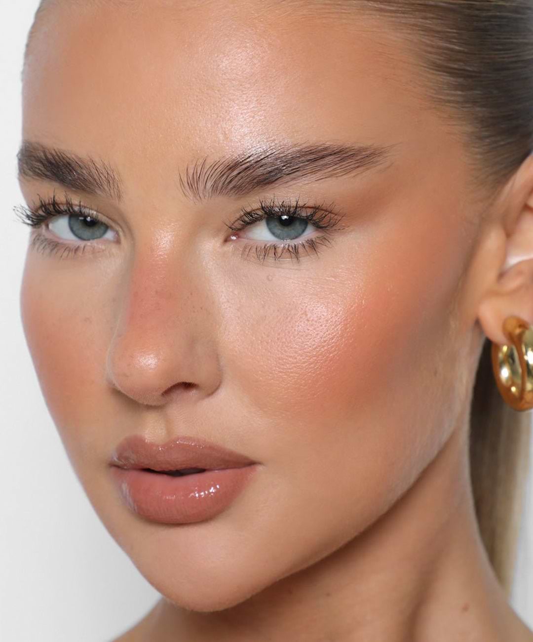 Jess wears Brow Tint in Mid Brown