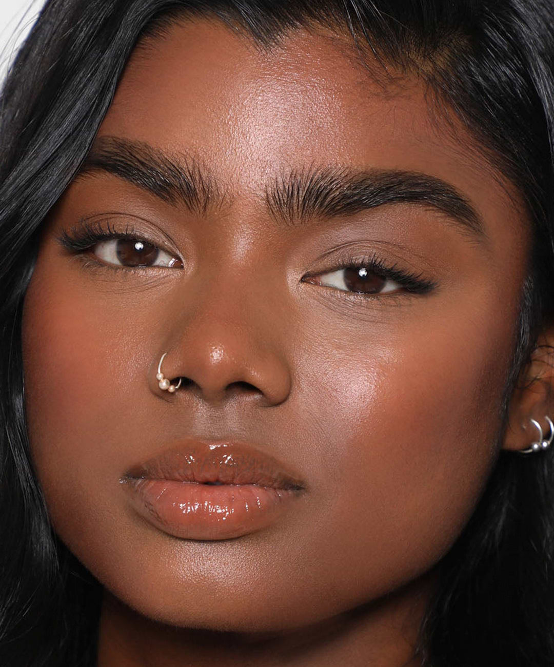 | desc: | text: light Model wears Brow Tint in Black
