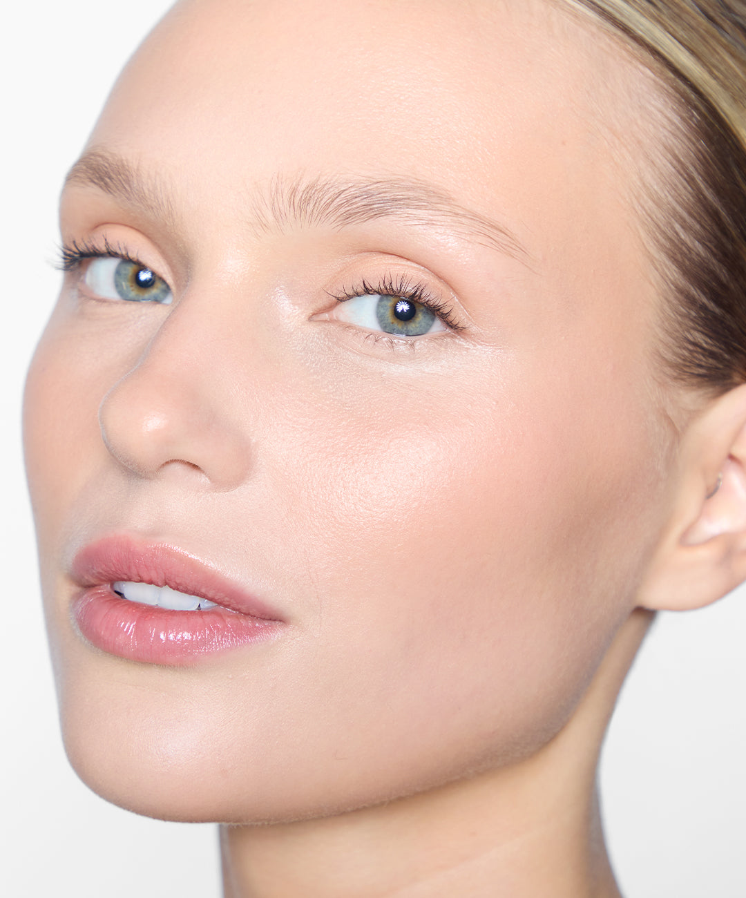 | desc: Honor wears Brow Tint in Ash