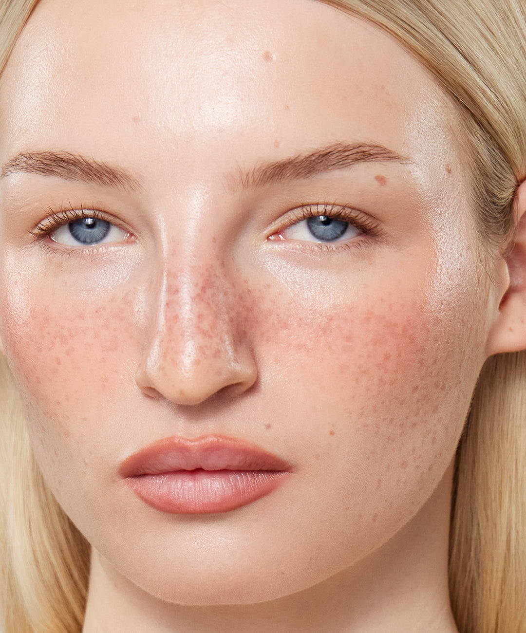 | desc: | text: light Model wears Lip Sculpt in Rosewood