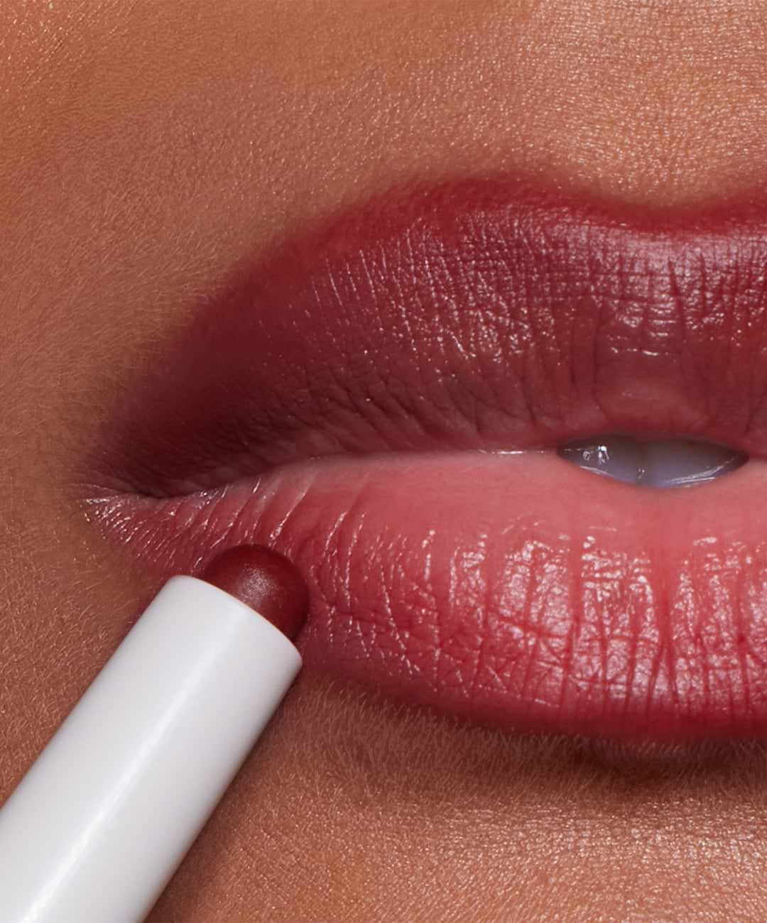 | desc: | text: light Blur Liner in shade Berry