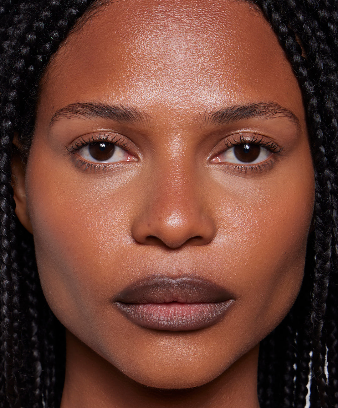| desc: | text: light Jerri wears Blur Liner in shade Teak
