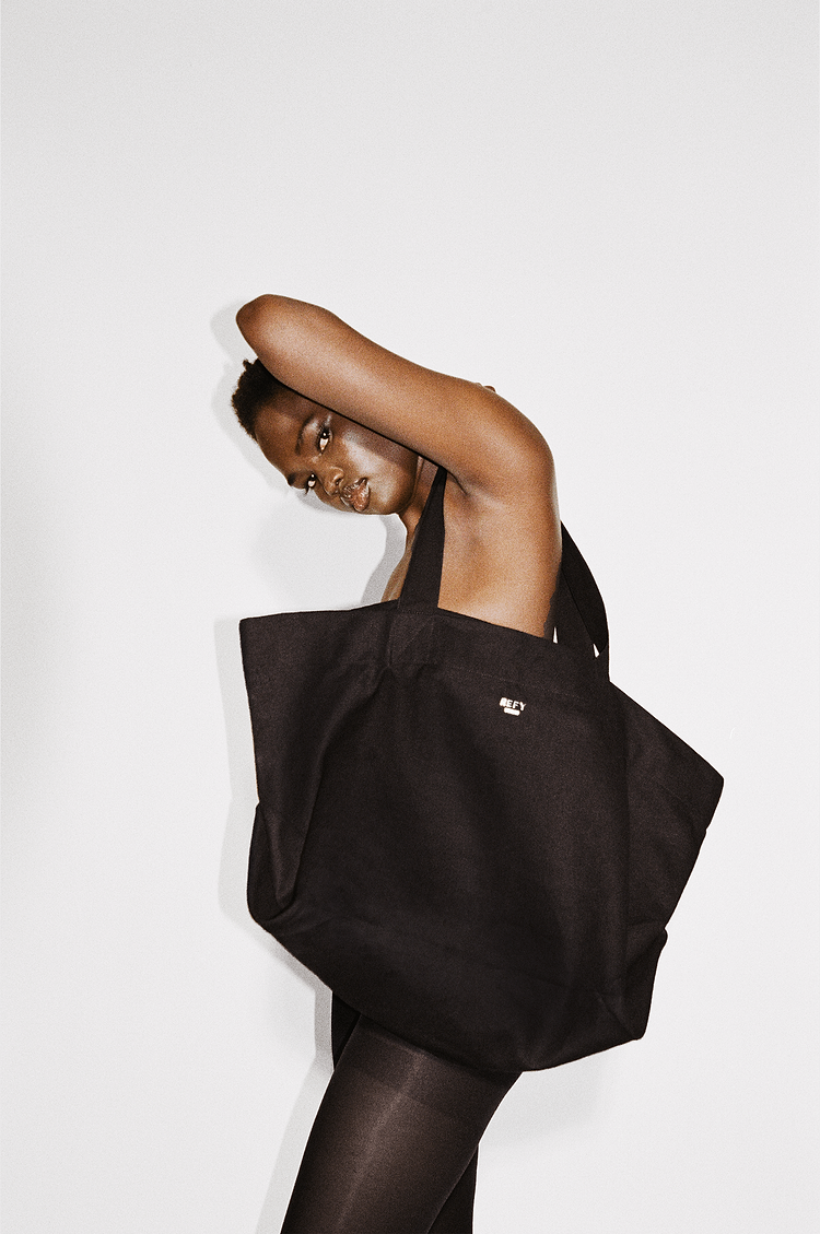 FRONT IMAGE OF REFY OVERSIZED TOTE BAG IN BLACK WITH MODEL