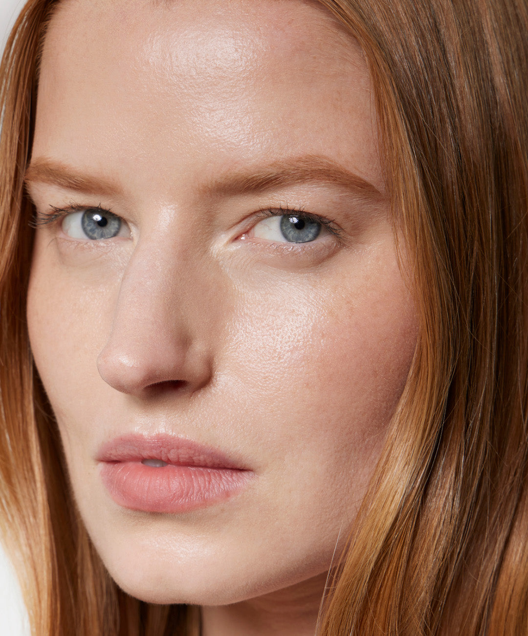 Model wears Brow Pomade in Auburn