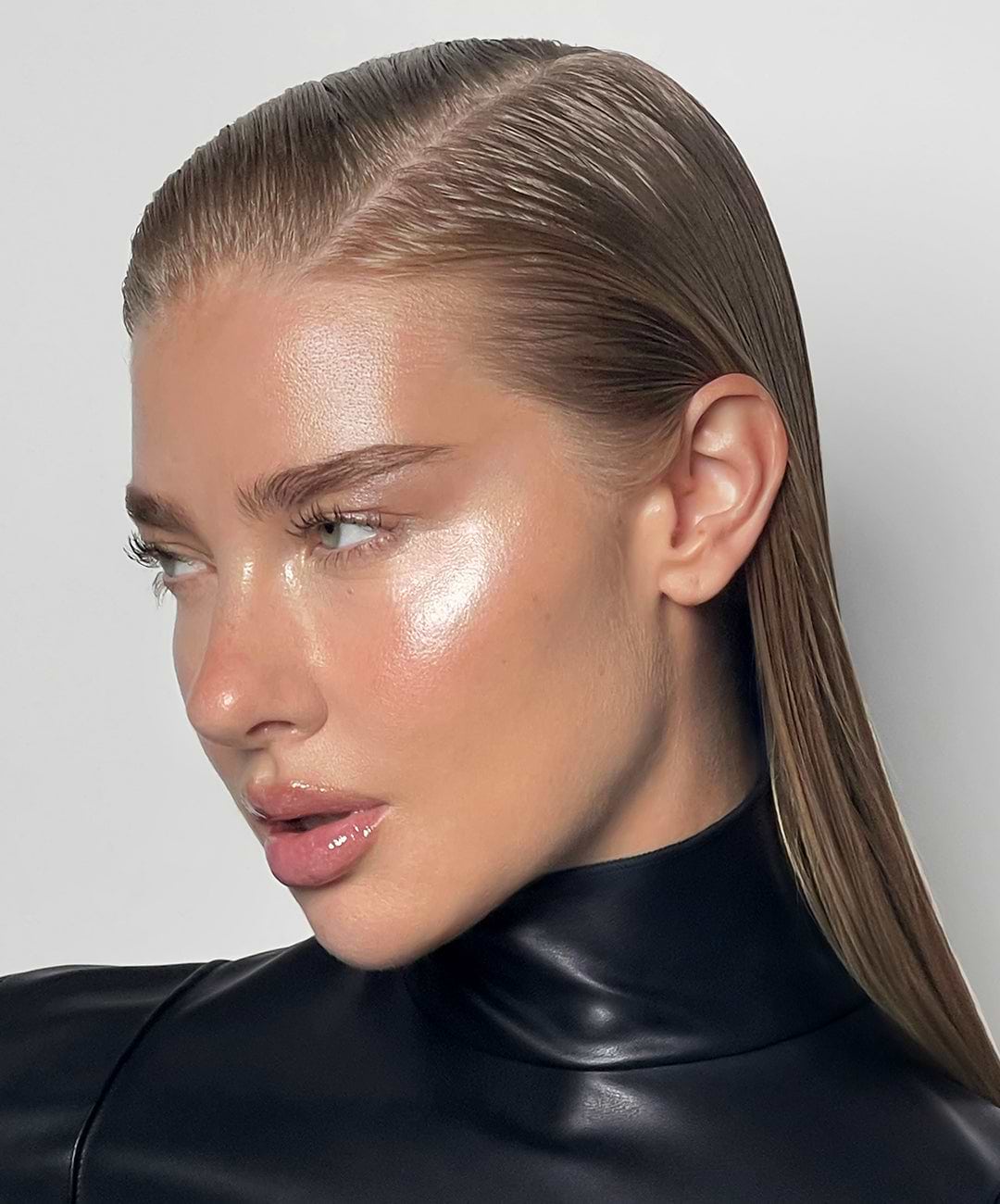 | desc: | text: light Jess wears Lip Gloss in Chrome