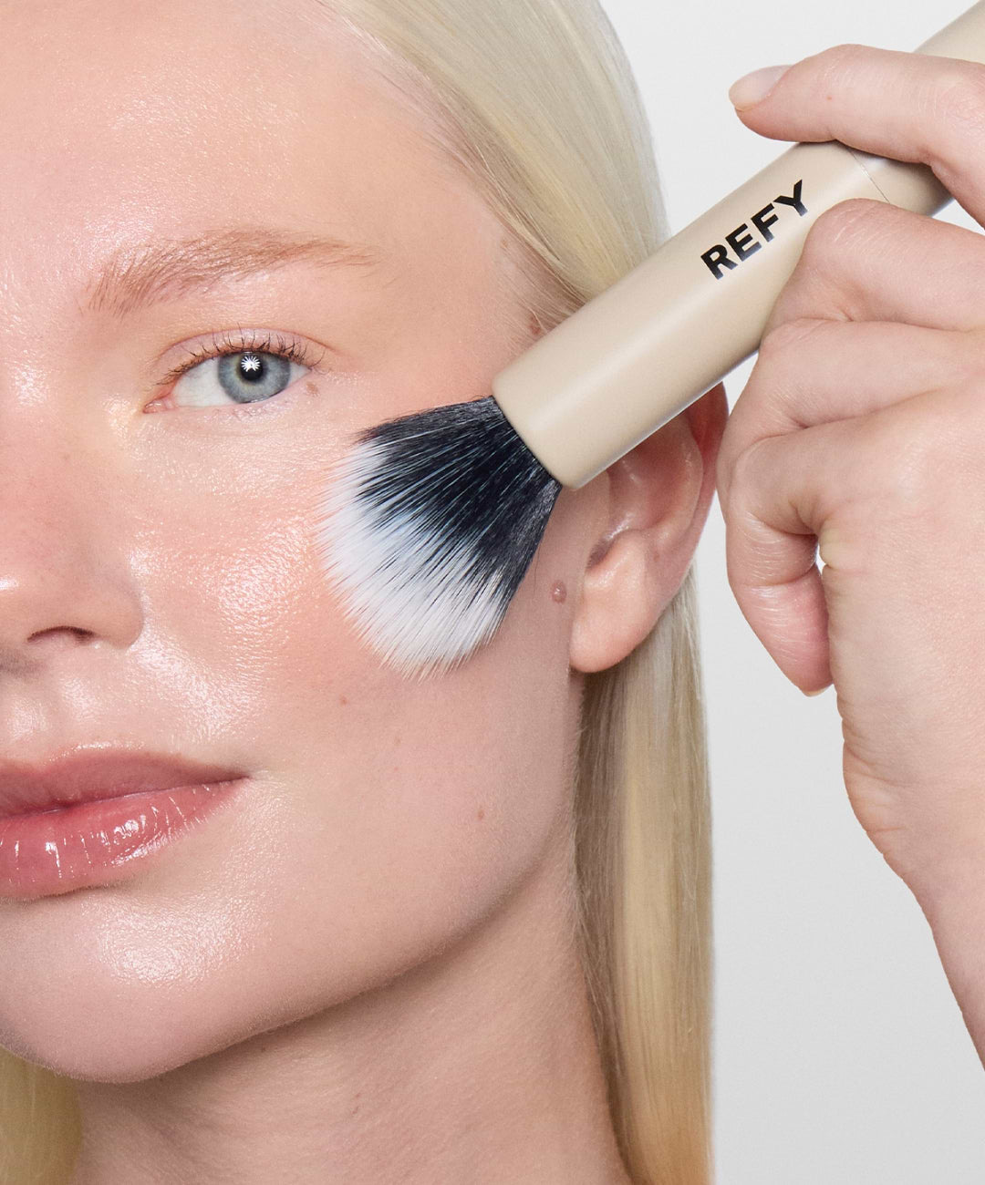 | desc: | text: light Stippling Brush designed for easy,<br> streak-free application