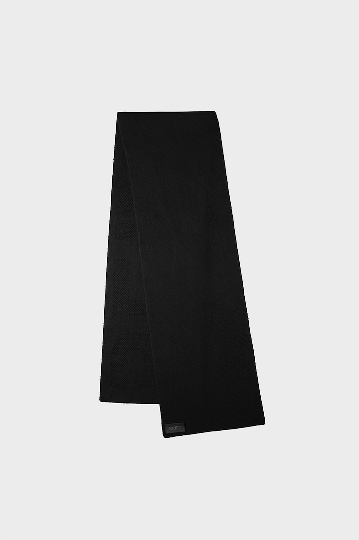 CLOSE UP OF FRONT IMAGE OF REFY WOOL SCARF IN BLACK