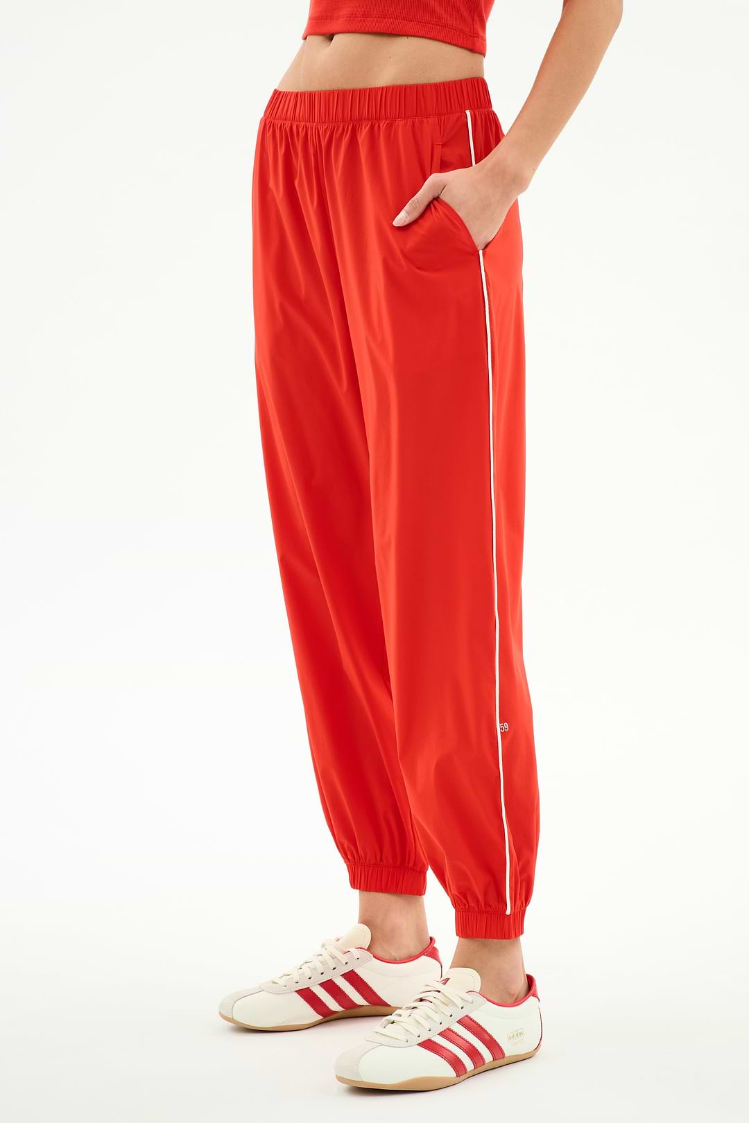  ジャージ レッド Megan Woven Nylon Jogger w/ Piping - Lotus Red/Creme – SPLITS59