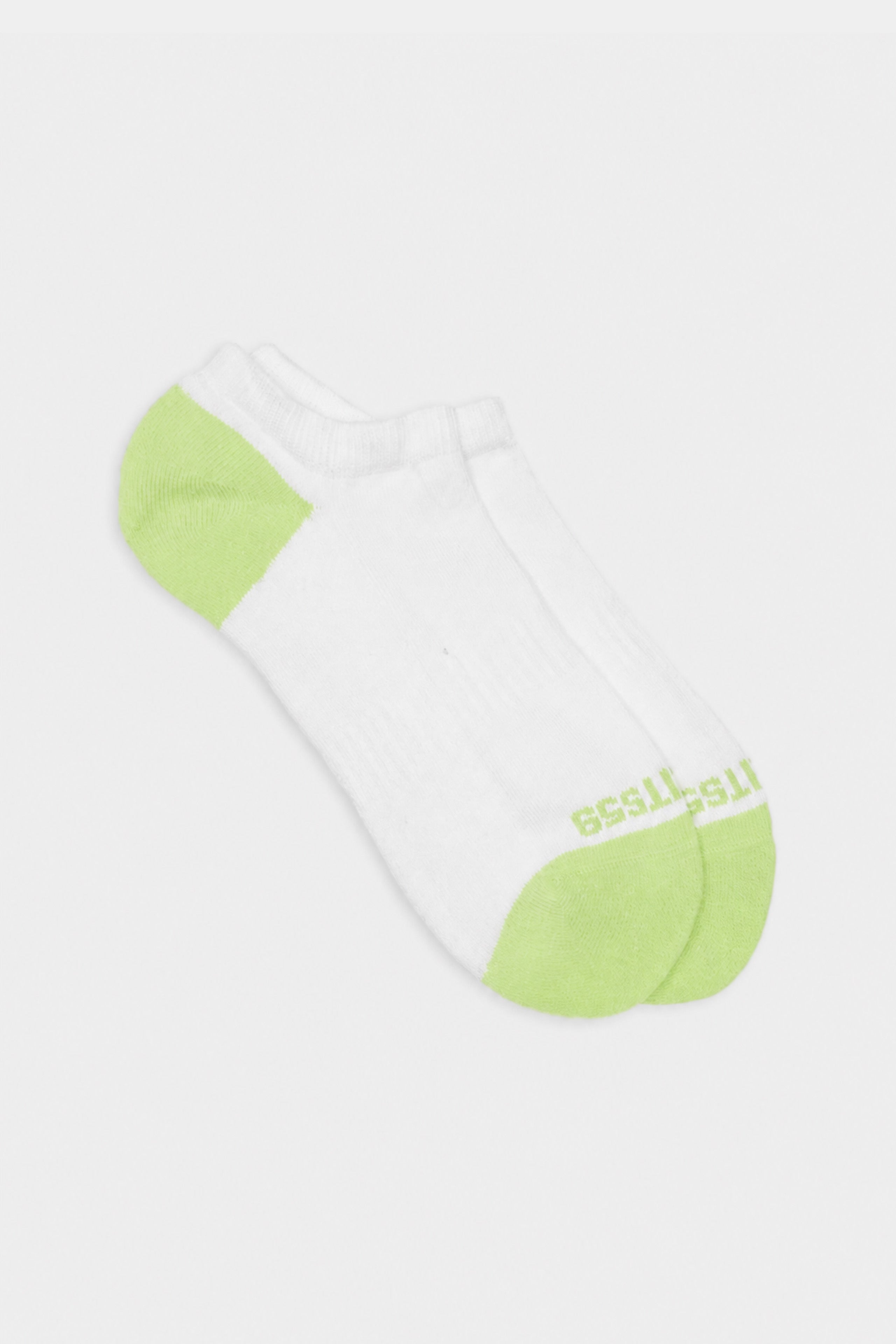 A pair of SPLITS59 Logo Ankle Socks in White/Limeade, featuring vintage-inspired light green heel and toe accents, displayed on a plain white background.