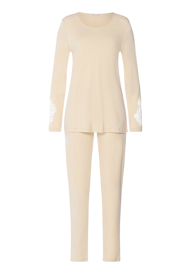 HANRO_261_W_BelenNW_LSLVPajama_074748_072811_010.jpg