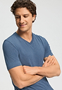 Close-up view of a men model wearing HA tanzanite melange modal/viscose/tencel S/SLV Shirt V-Neck