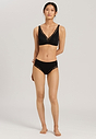 HANRO_B_W_CottonLace_SoftCupBra_072431_070019_060.jpg
