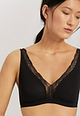 HANRO_B_W_CottonLace_SoftCupBra_072431_070019_090.jpg