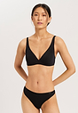 HANRO_B_W_CottonSensation_SoftCupBra_071387_070019_040.jpg