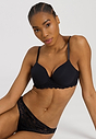 HANRO_B_W_Moments_PaddedBra_071503_070019_061.jpg